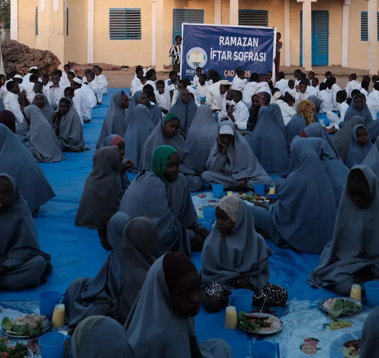 İhlas Vakfı iftar sofralarını Afrika ve Asya’da kuruyor