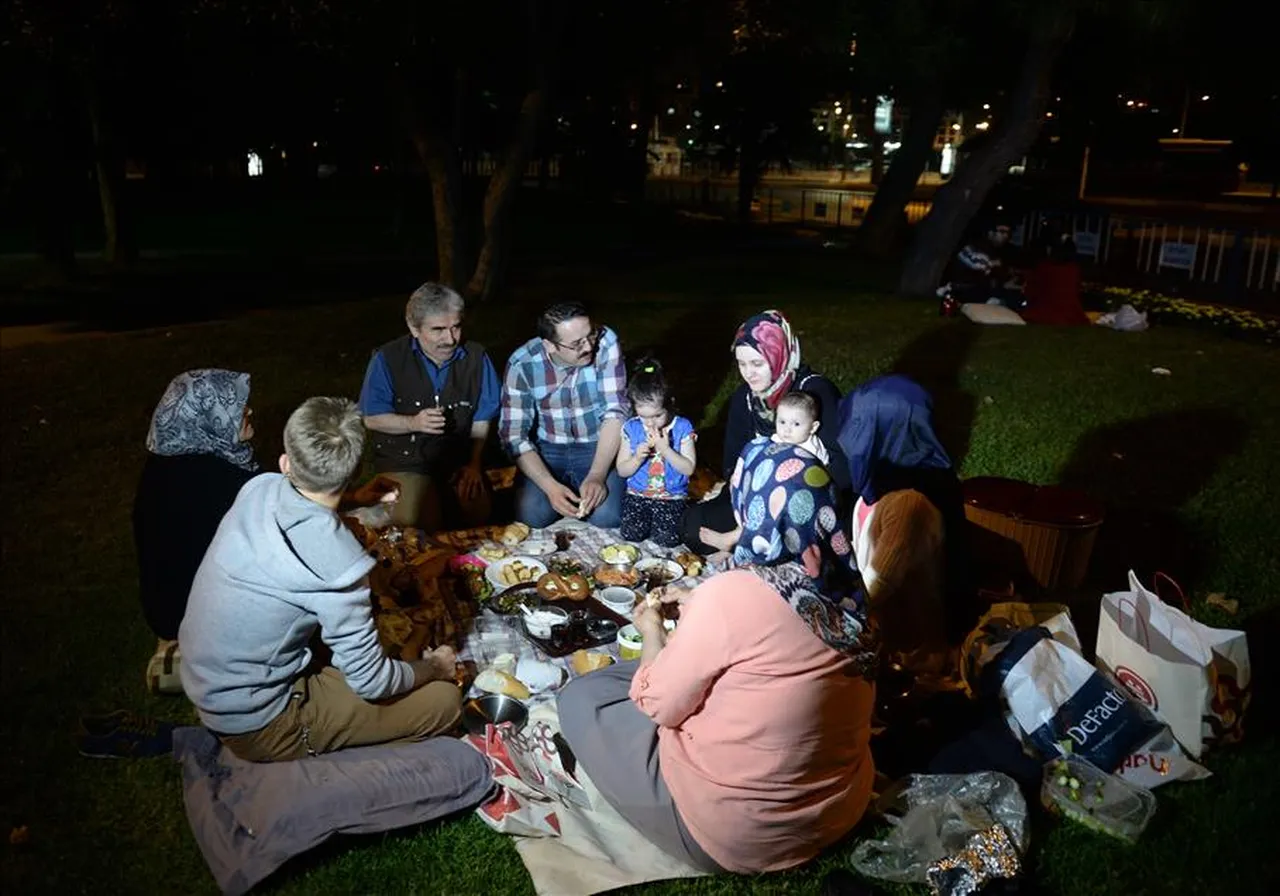 İmsak vakti ezan okunurken yemek yemeye devam edilir mi?