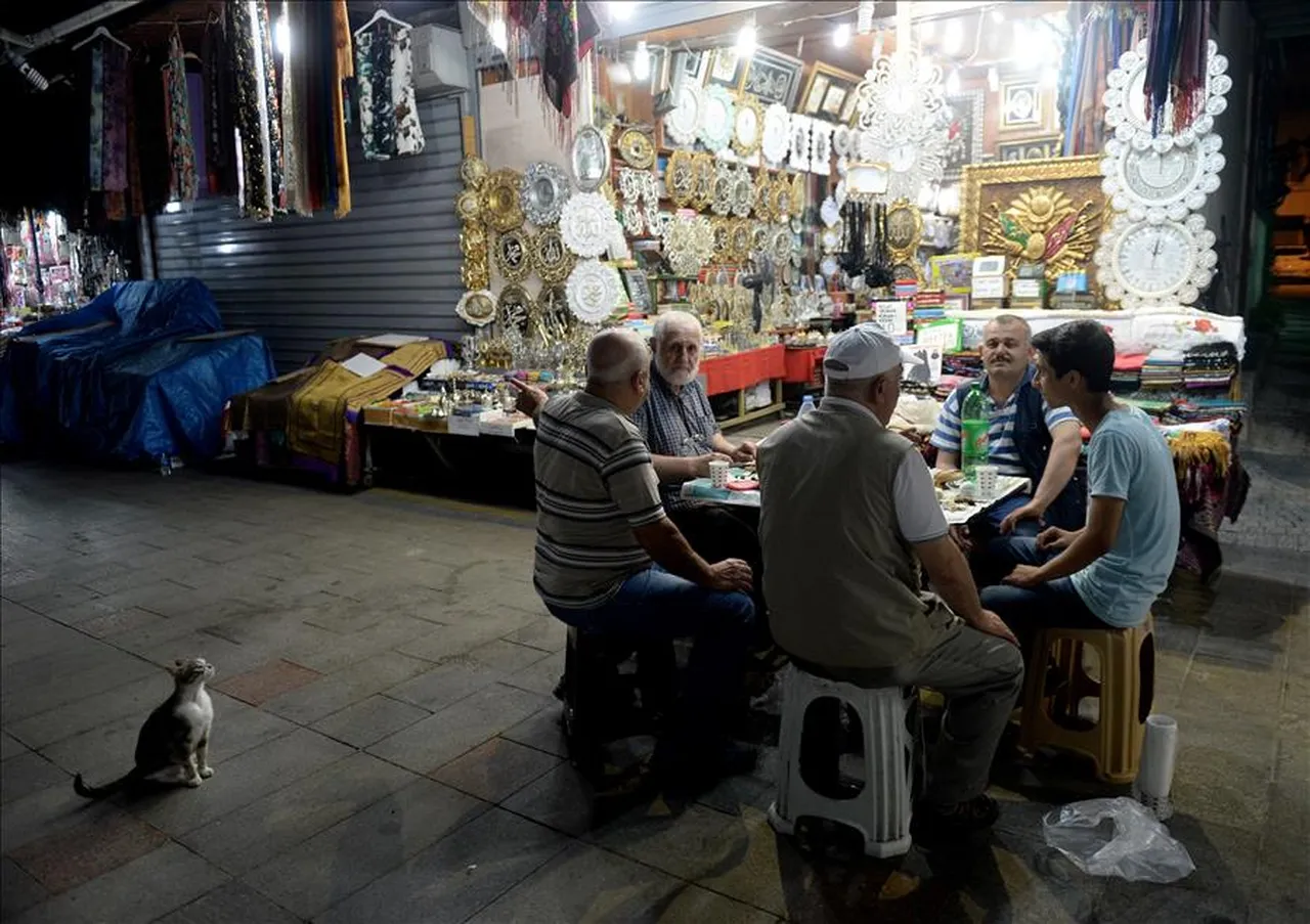 İmsak vakti ezan okunurken yemek yemeye devam edilir mi?