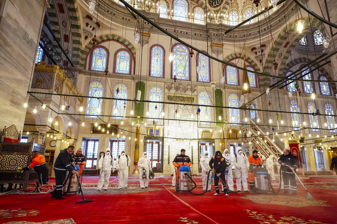 İstanbulda coşkulu ramazan! 144 camide hatimle teravih namazı kılınacak