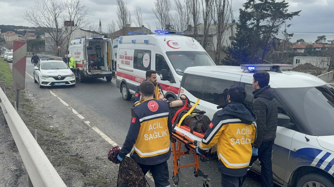 İstanbulda İETT otobüsü yoldan çıktı! Ekipler olay yerinde