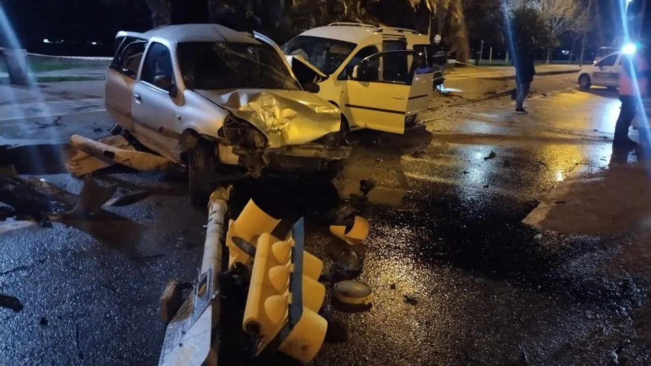 İstanbul'da kaza! Aşırı hız yaptı 4 araca çarptı, yaralılar var