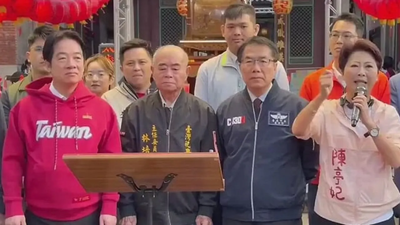 Kameralar kayıttaydı! Tören esnasında devlet başkanın üzerine kustu