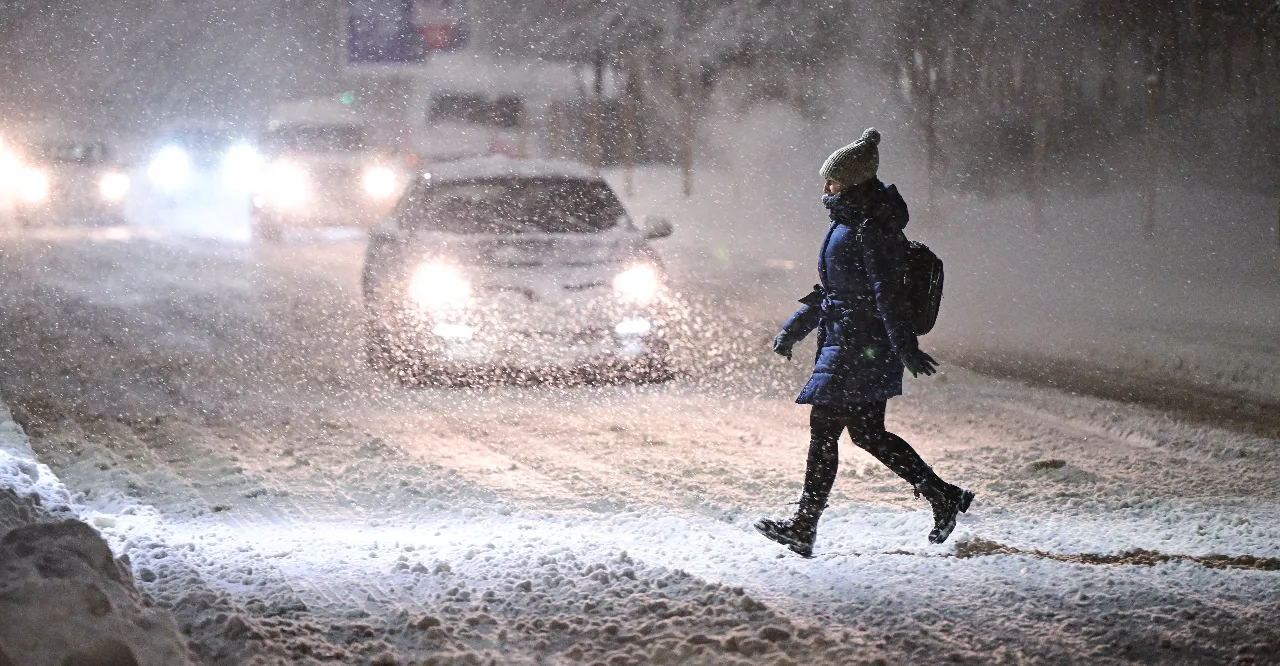 Kar 40 santimi buldu, hayat felç oldu! Uçuşlar iptal, 200 bin hane karanlıkta