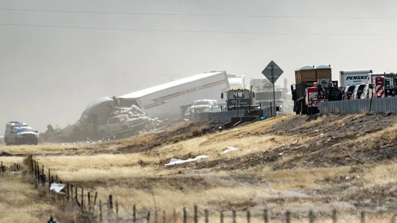 Kum fırtınası görüş mesafesini sıfıra indirdi! 30'dan fazla araç birbirine girdi: Ölü ve yaralılar var