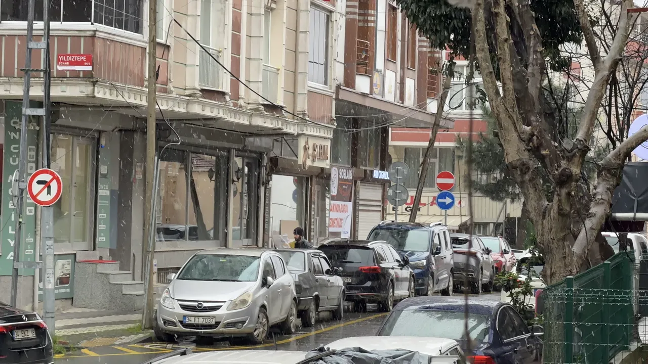 İstanbul'da kar yağışı başladı! AKOM uyardı: Sıcaklık 3 dereceye düşecek
