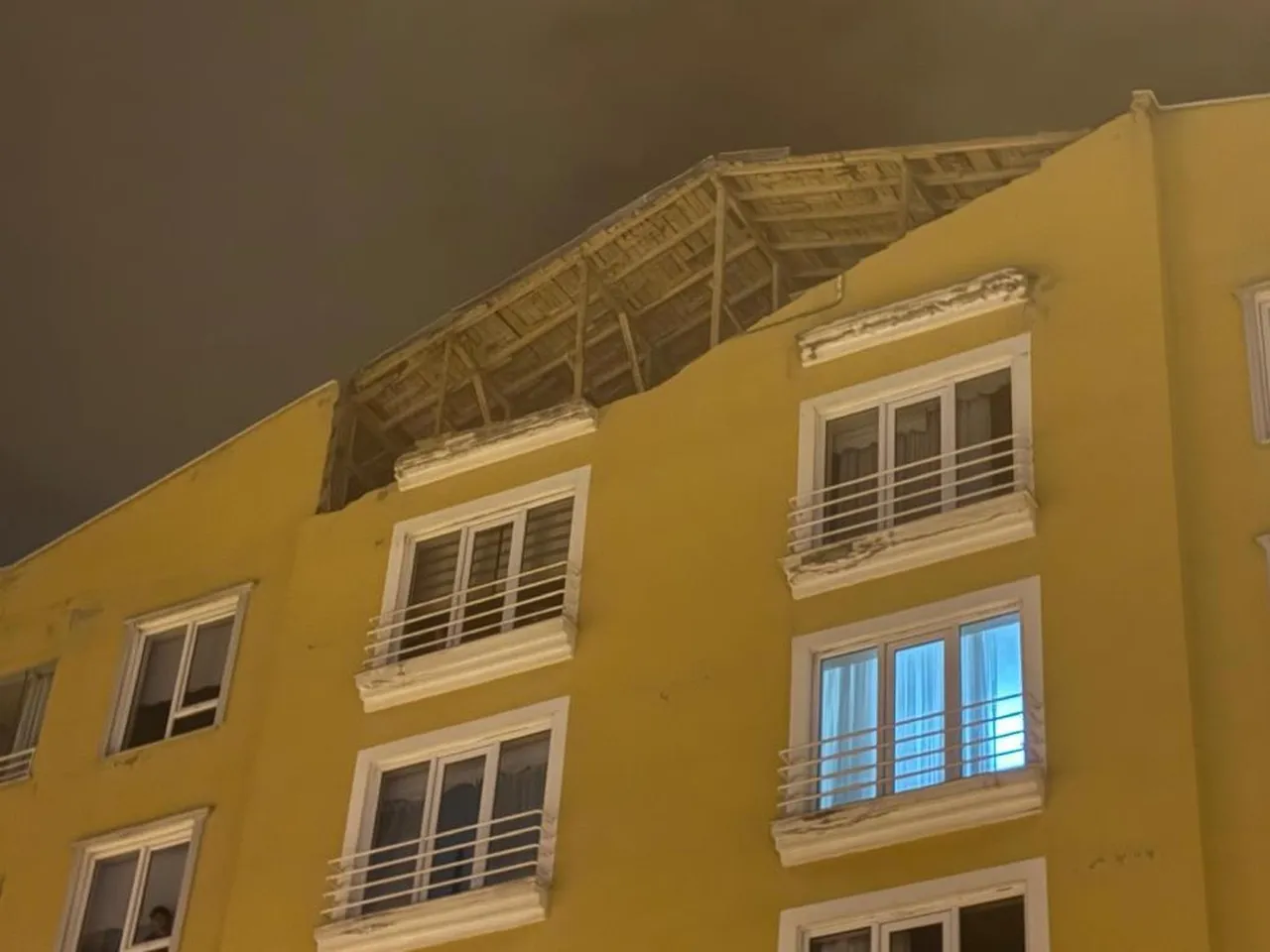 Millet sese uyandı! Kayseri'de rüzgar duvar binanın duvarını uçurdu