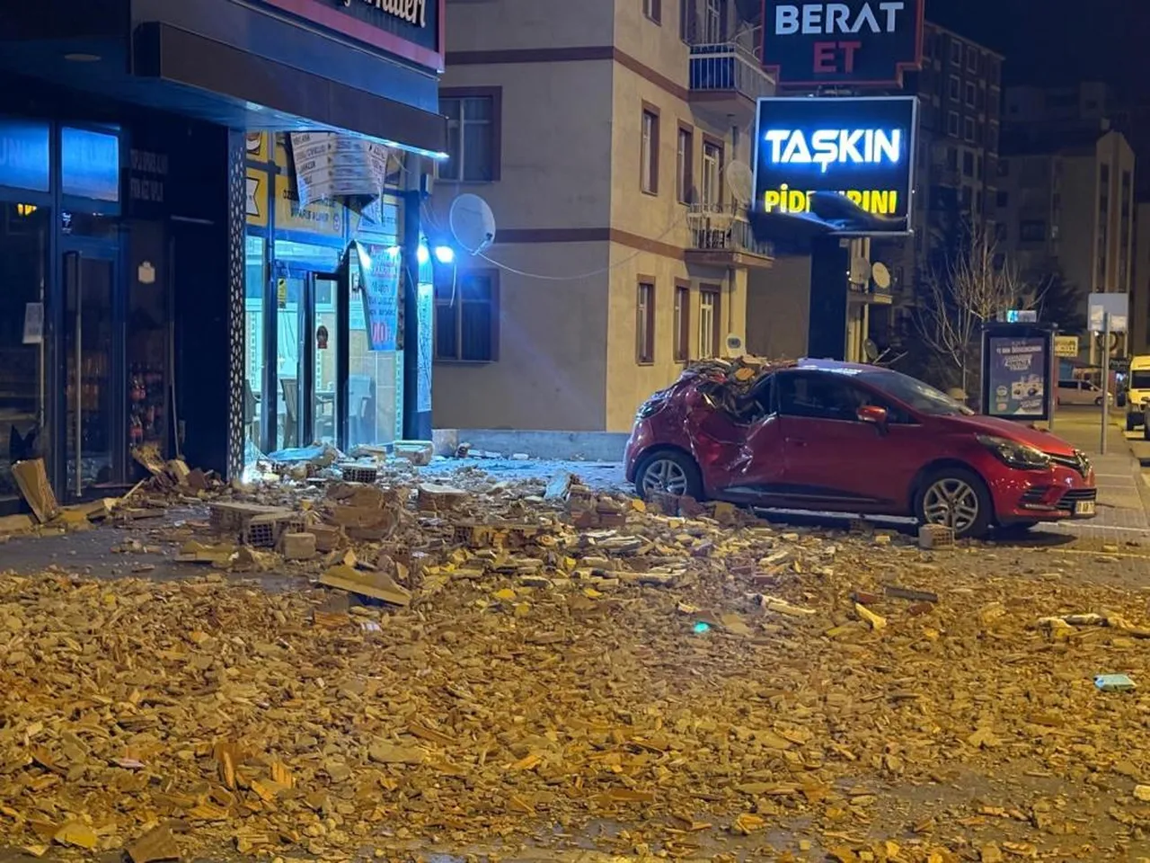 Millet sese uyandı! Kayseri'de rüzgar duvar binanın duvarını uçurdu