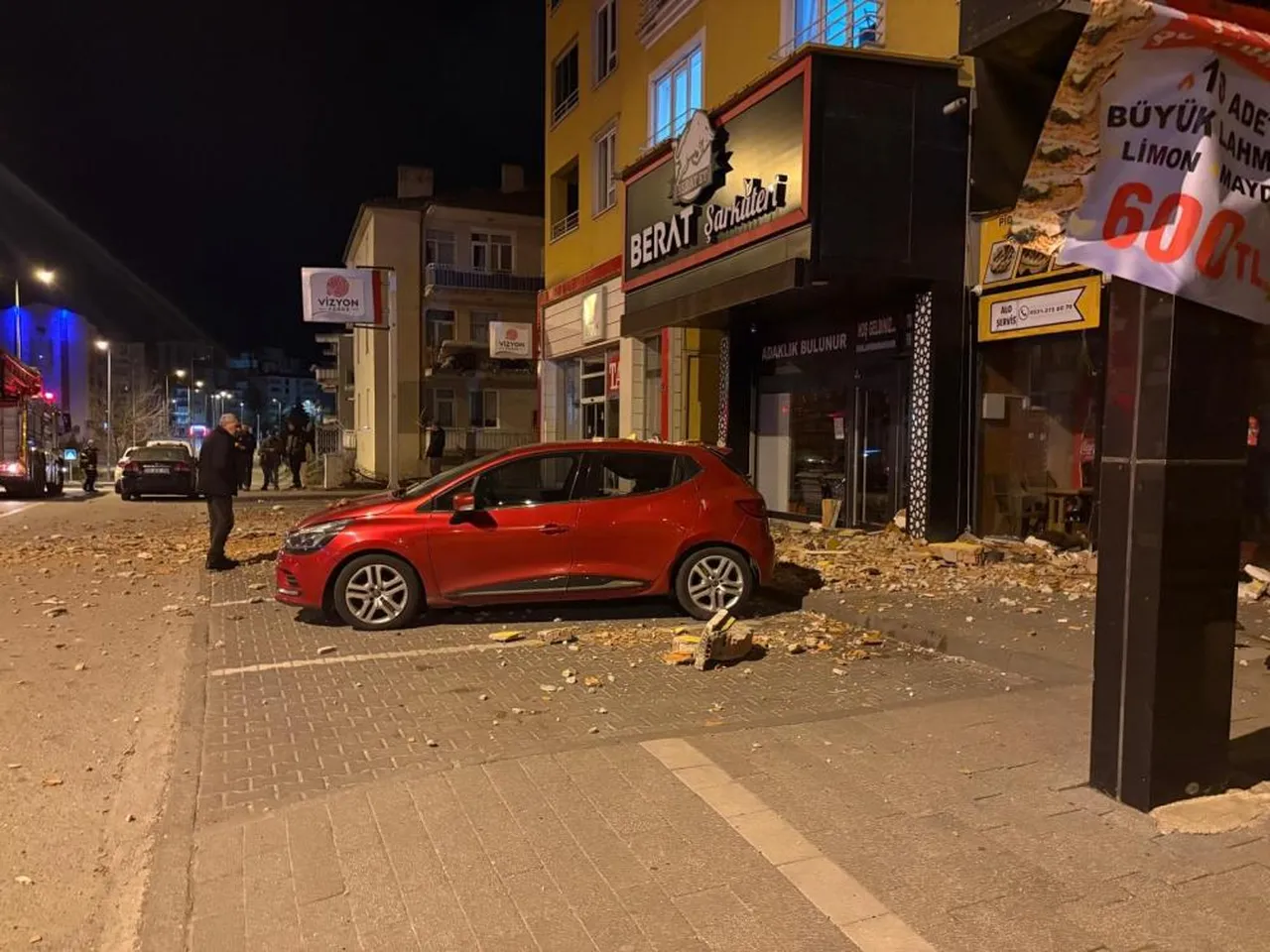 Millet sese uyandı! Kayseri'de rüzgar duvar binanın duvarını uçurdu