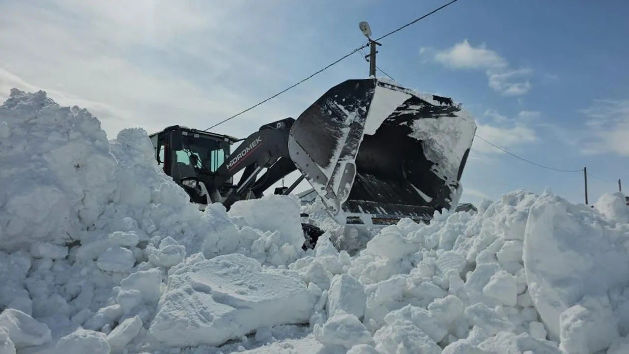 Mücadele sürüyor! Kar 4 metreyi, aştı ekipler gece gündüz demiyor... 