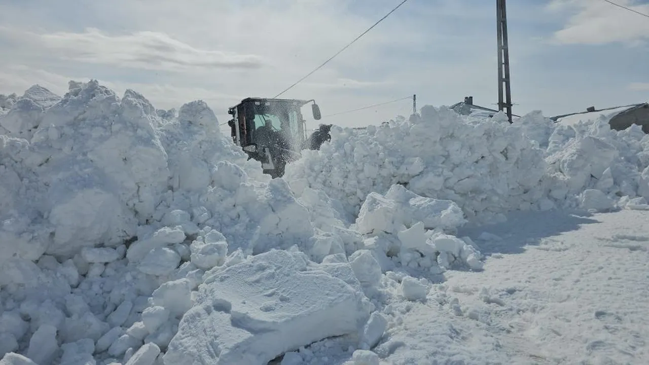 Mücadele sürüyor! Kar 4 metreyi, aştı ekipler gece gündüz demiyor...