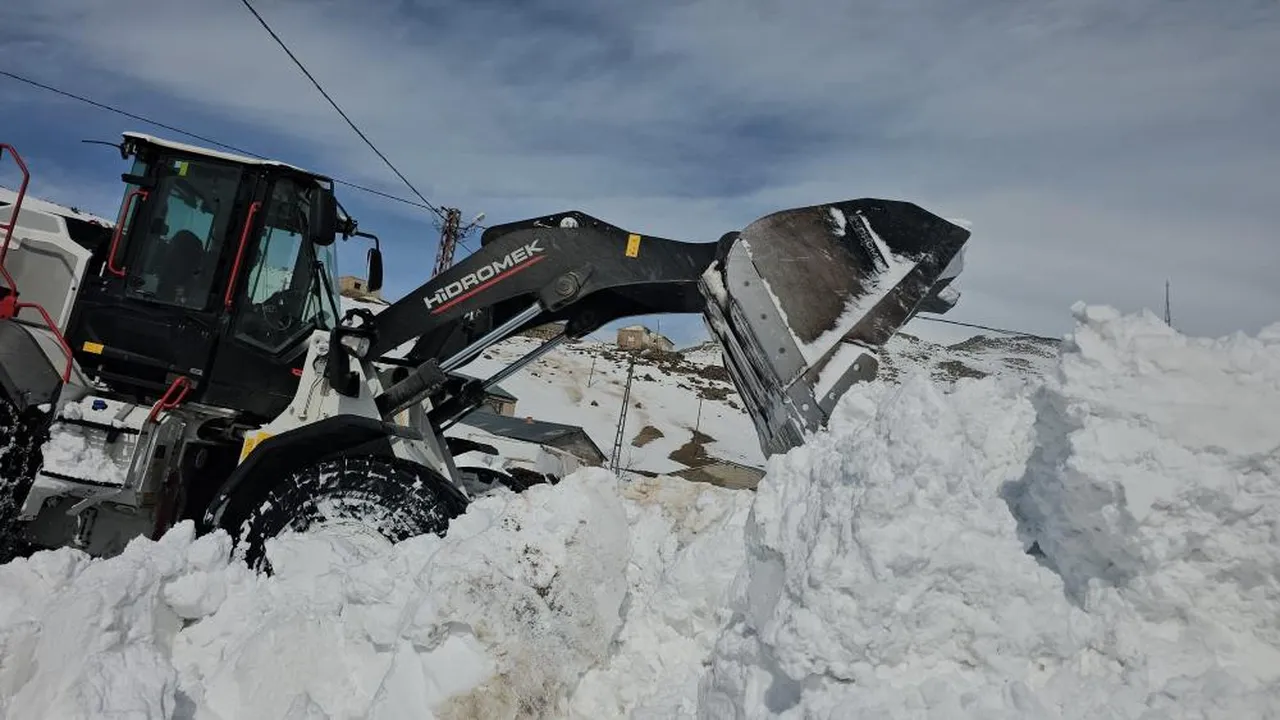Mücadele sürüyor! Kar 4 metreyi, aştı ekipler gece gündüz demiyor...