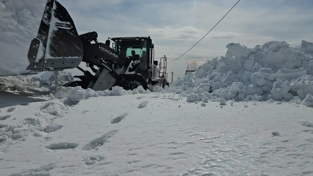 Mücadele sürüyor! Kar 4 metreyi, aştı ekipler gece gündüz demiyor...