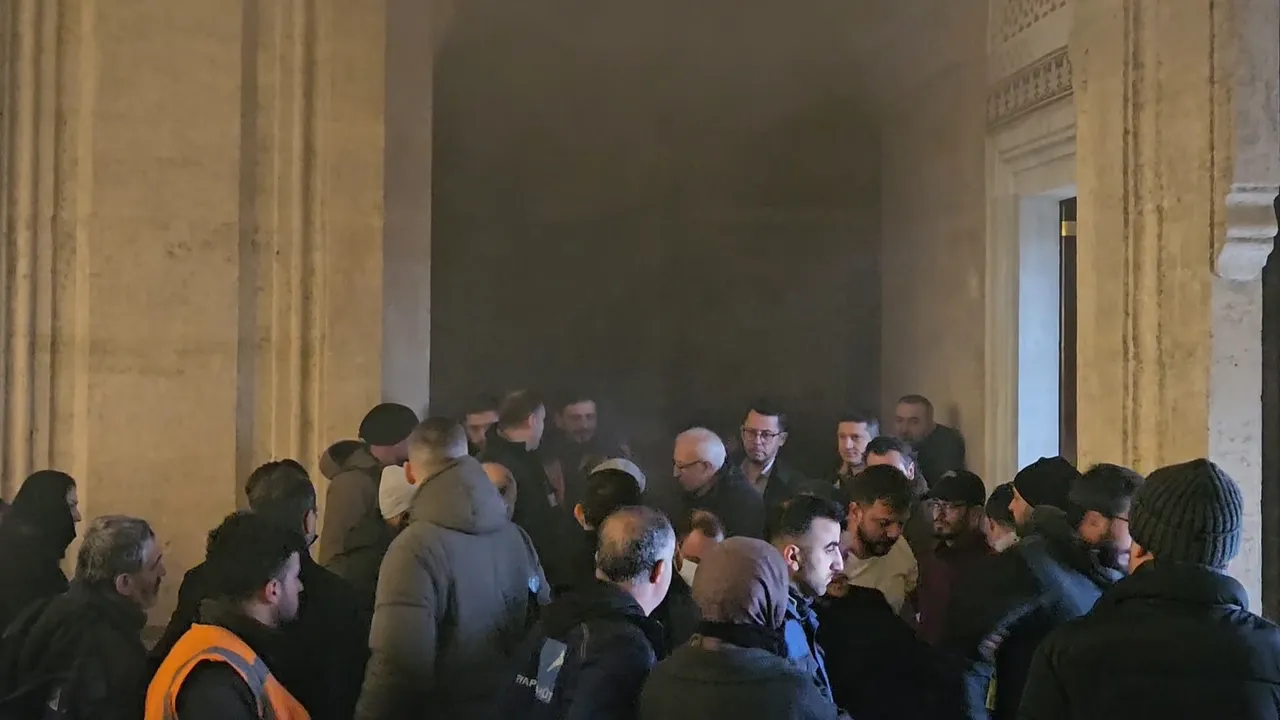 Selimiye Camiinde tarihi an! Restorasyon sonrası ilk namaz