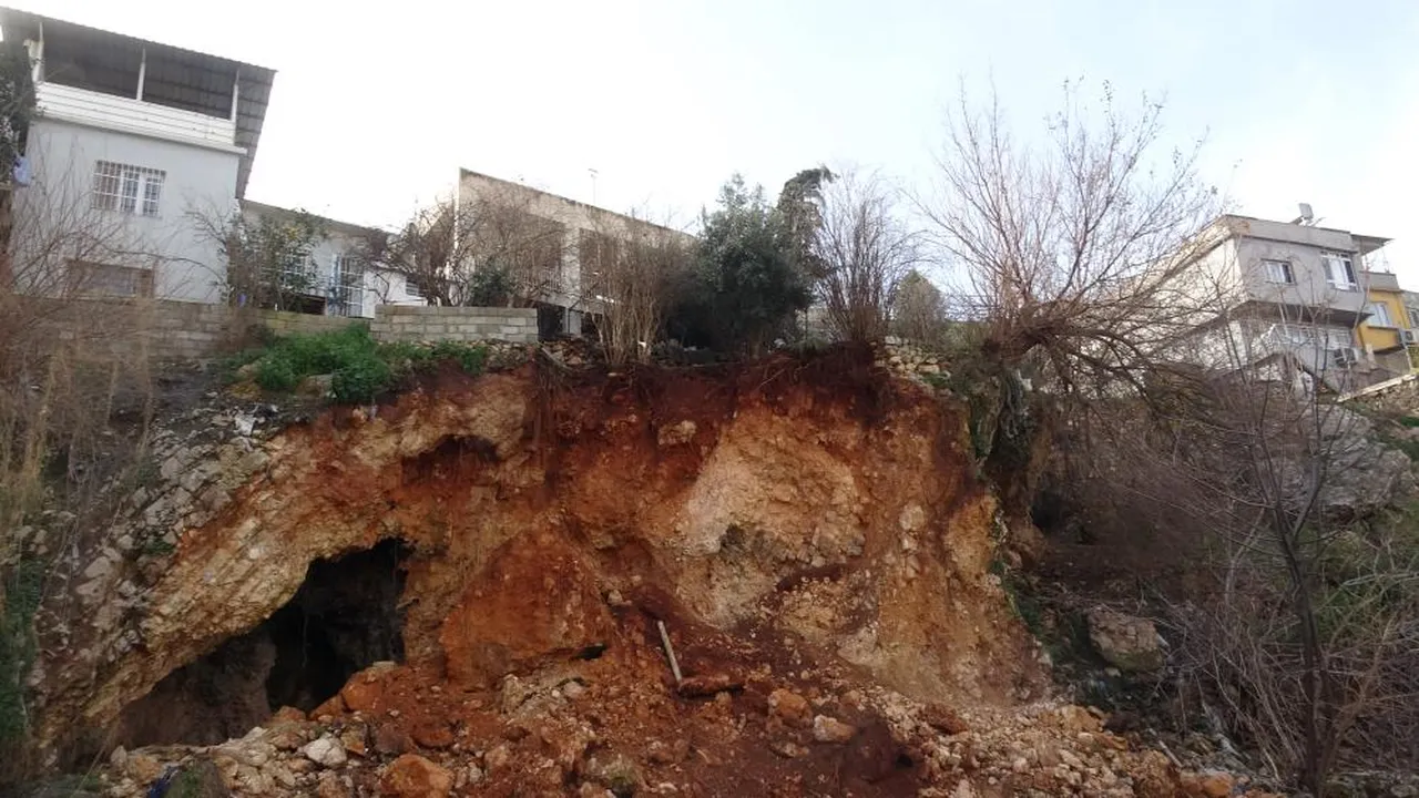 Şiddetli yağış sonrası oluşan heyelanla ortaya çıktı!