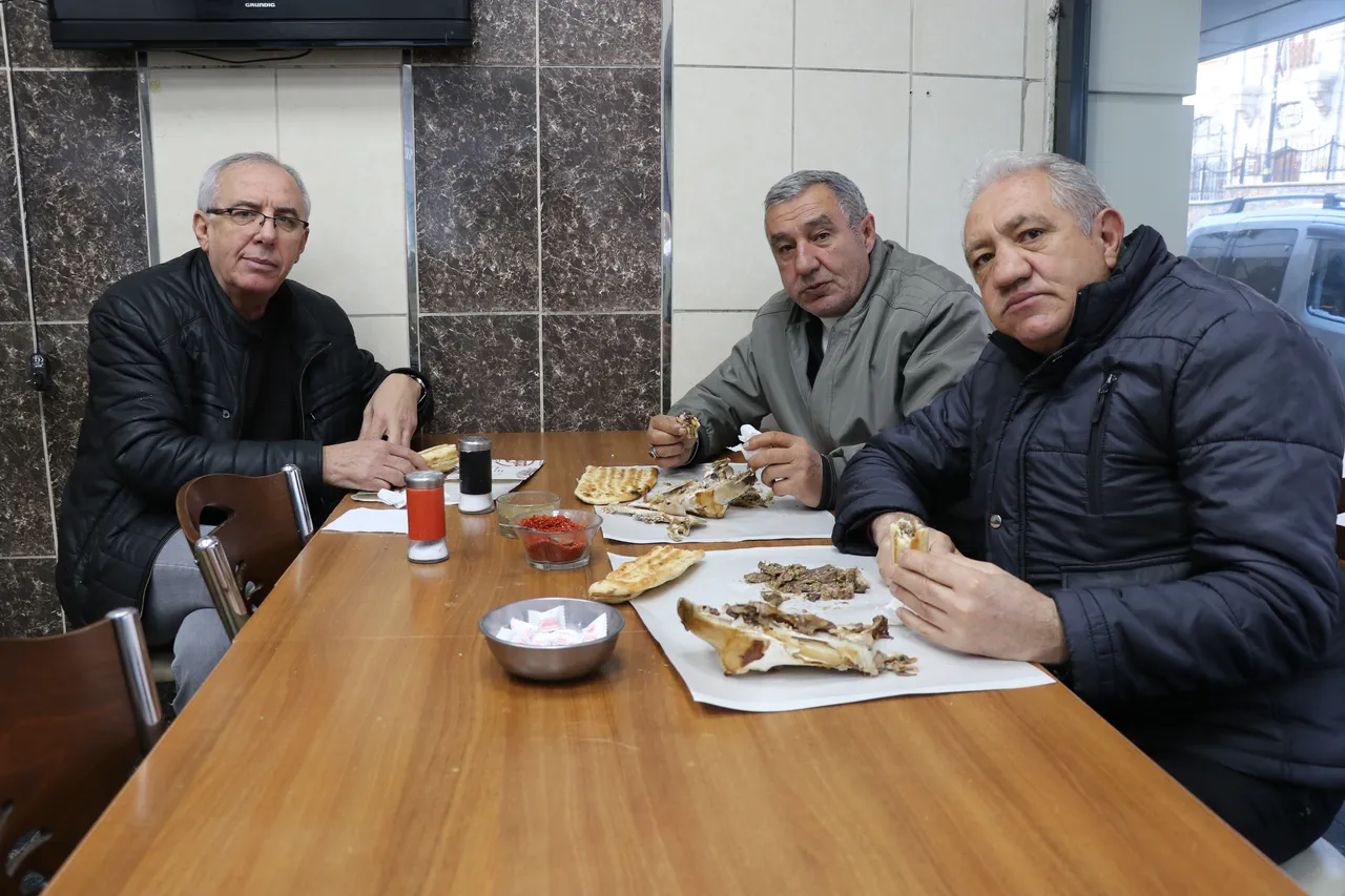 Sivas'ın vazgeçilmez lezzeti, 16 saatte yapılıyor! 'Gözünün yağını yiyeyim' deyimi buradan geliyor