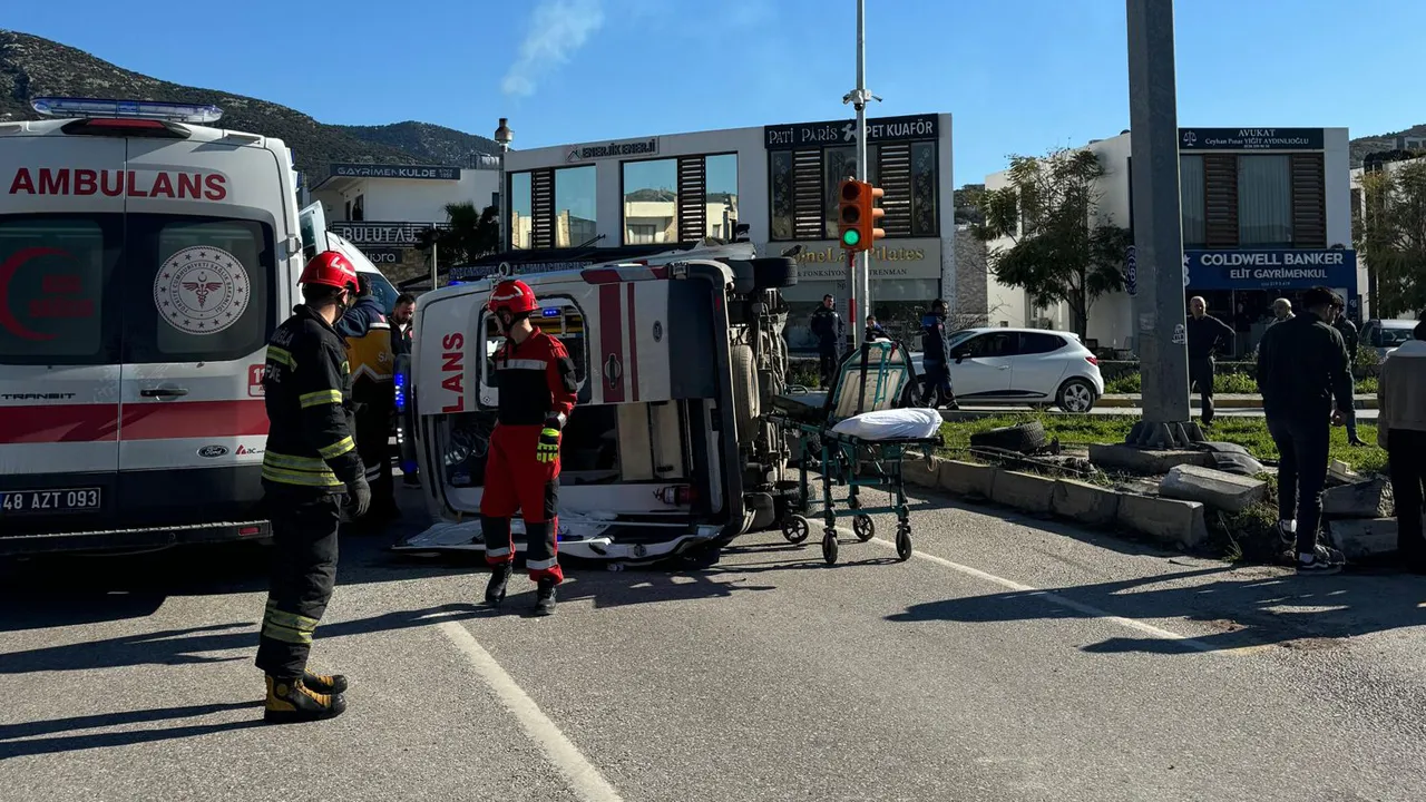 Bodrum'da hasta taşıyan ambulans devrildi: 4 kişi yaralandı