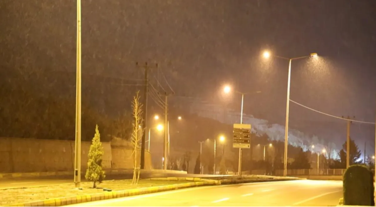 Dün 20 dereceydi bugün -2! Bölge halkı da şaşkın, kar başladı... 