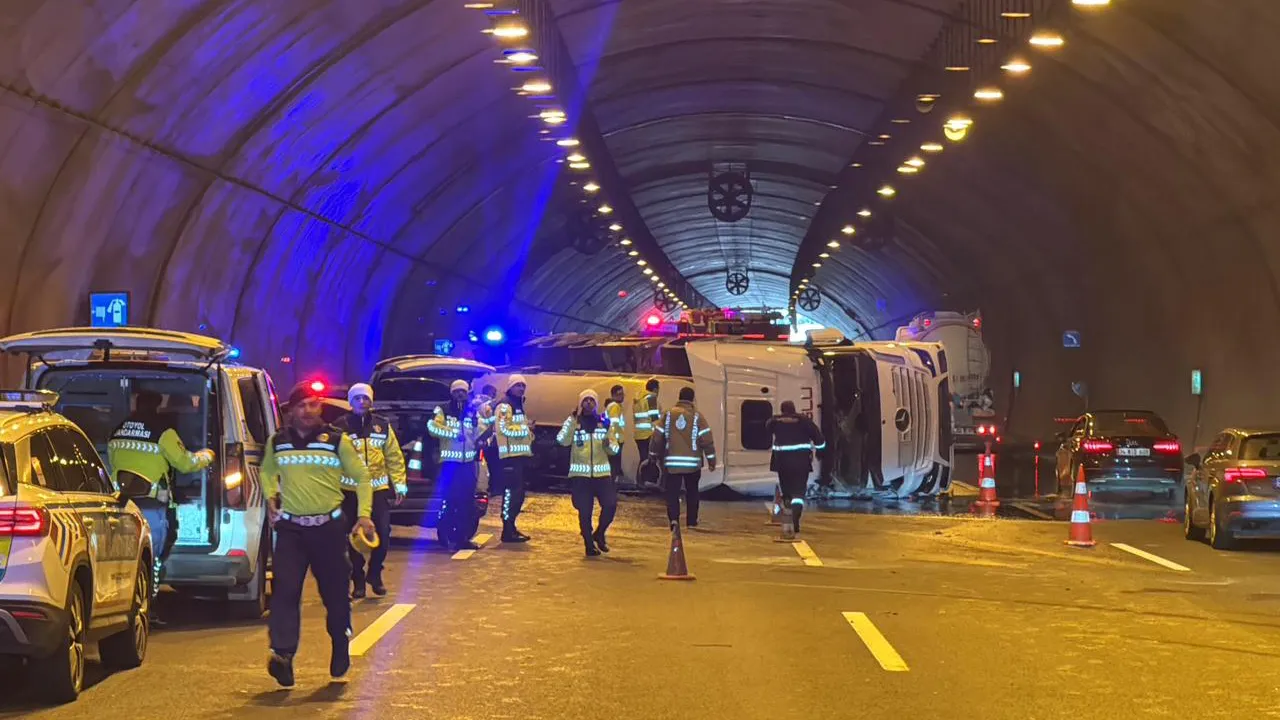 Faciaya ramak kala! Kuzey Marmara Otoyolu'nda tünelde tanker devrildi