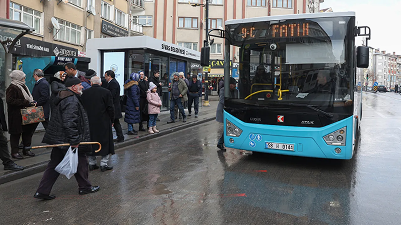 Halk otobüsüne şoförden sonra en çok o bindi! Belediye vatandaşı tebrik etti