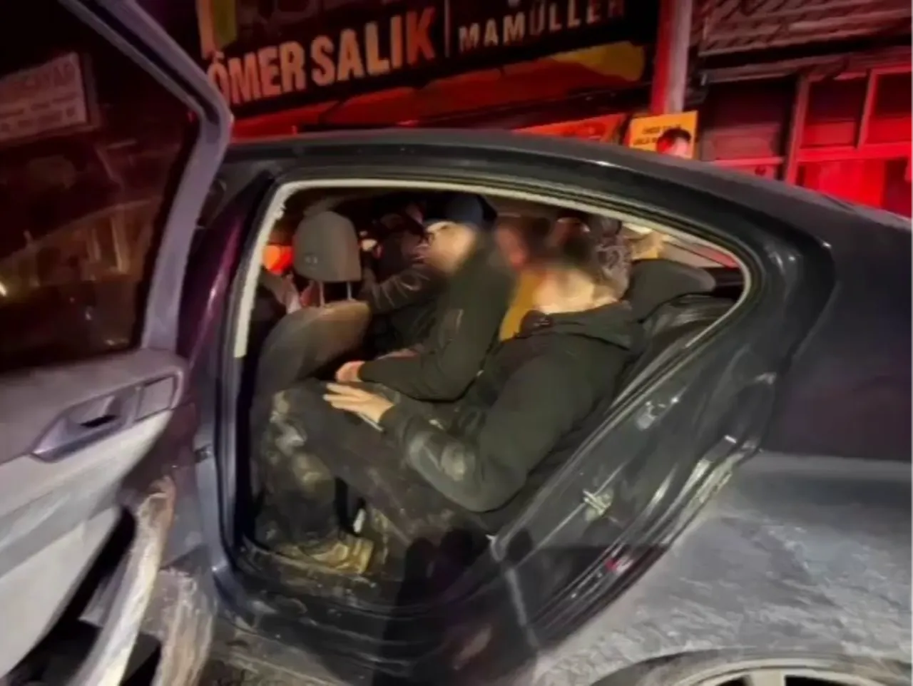 Hatay'da otomobilin içinden 10 kaçak göçmen çıktı! 1 tutuklama