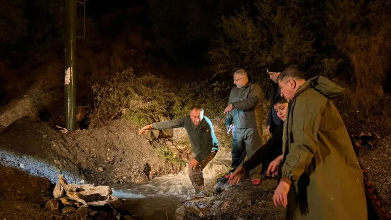 Hatay'ı heyelan vurdu! Ev ve araç zarar gördü