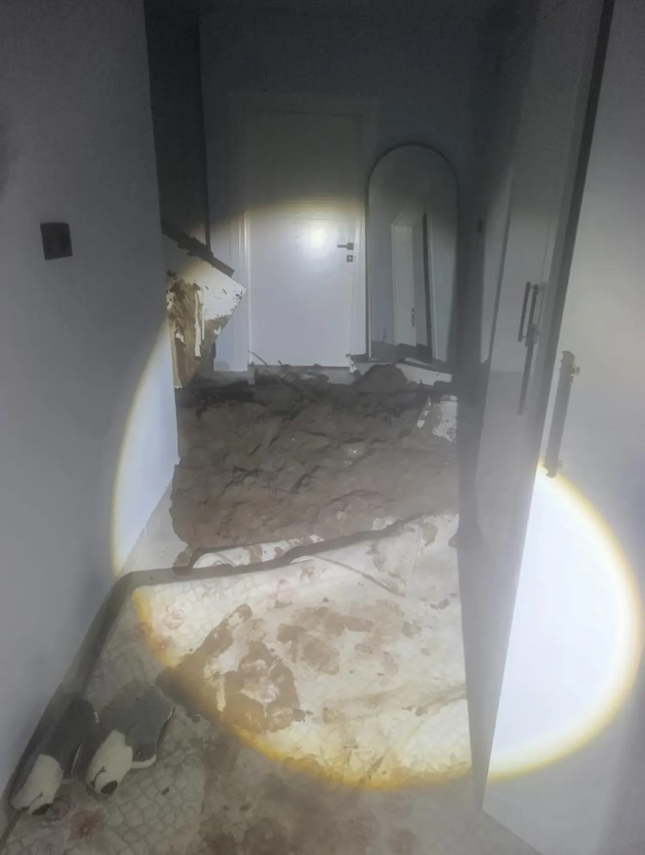 Hatay'ı heyelan vurdu! Ev ve araç zarar gördü