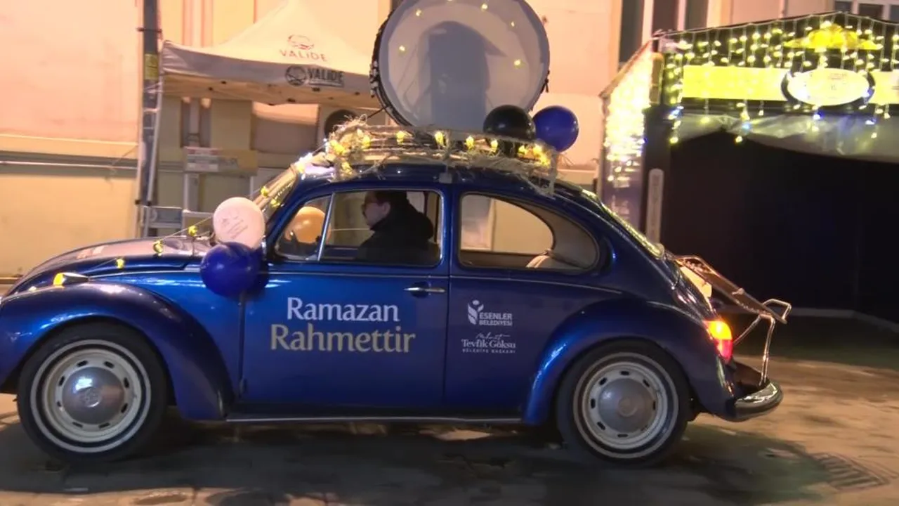 İstanbul'da Ramazan coşkulu başladı! Davulcular sahura Vosvos'larla çıktı