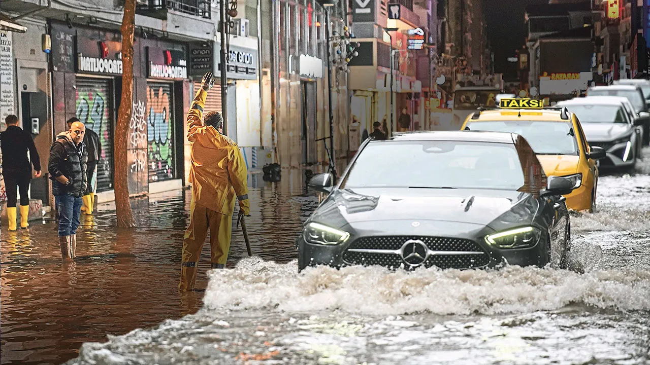 İzmir esnafı isyanda! Her yağmurda iş yerleri kepenk kapatıyor