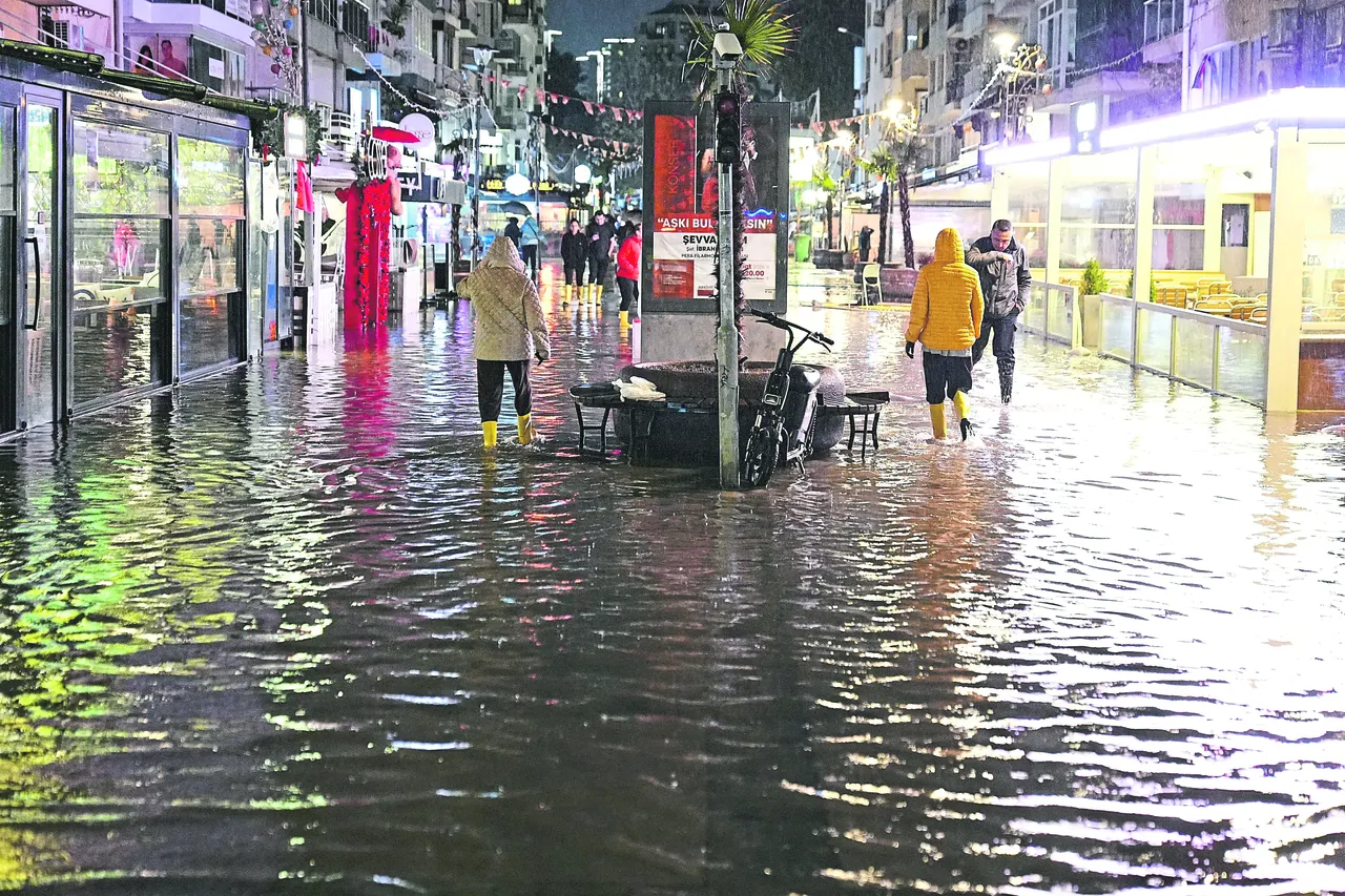 İzmir esnafı isyanda! Her yağmurda iş yerleri kepenk kapatıyor