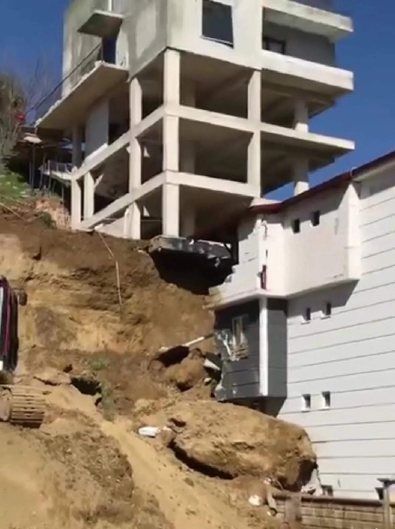 Kopan kaya gerçeği ortaya çıkardı: İki bina arasında istinat duvarı yok