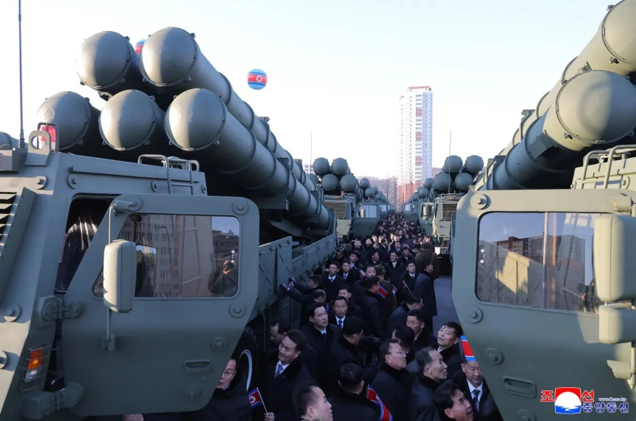 Kuzey Kore lideri Kim roketatarın direksiyonuna geçti! 'Başka ülkede yok' diyerek gözdağı verdi