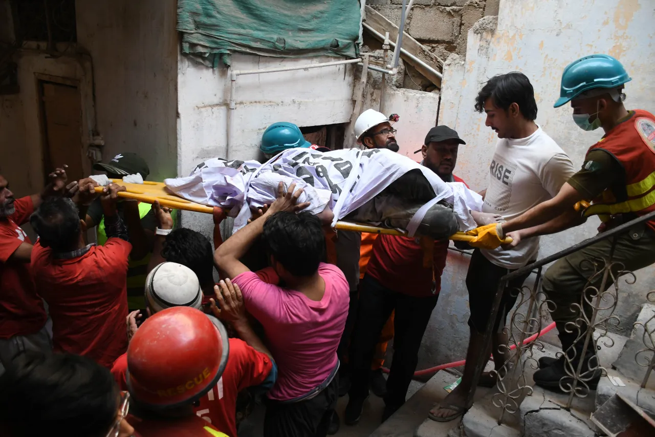 Pakistanda apartmanda korkunç patlama! 4ü çocuk çok sayıda ölü var