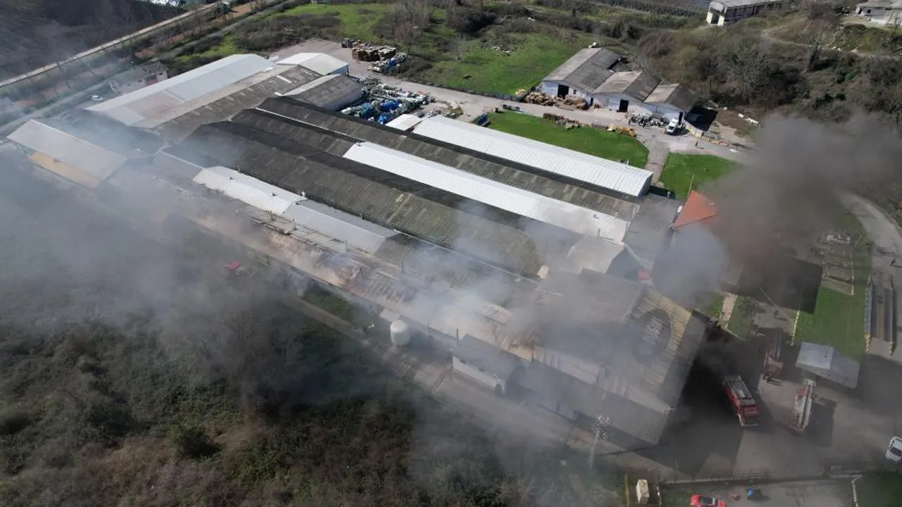 Şekerleme fabrikasında korkutan yangın: Ekipler zamana karşı yarıştı!