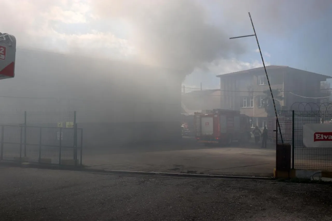 Şekerleme fabrikasında korkutan yangın: Ekipler zamana karşı yarıştı!