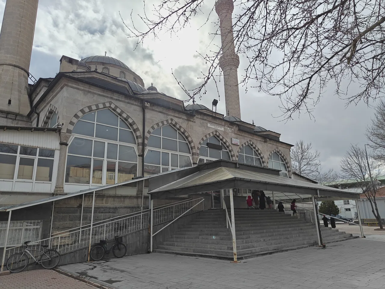 Terbiyesizliğin böylesi! Teravih namazında camiye torpil attı