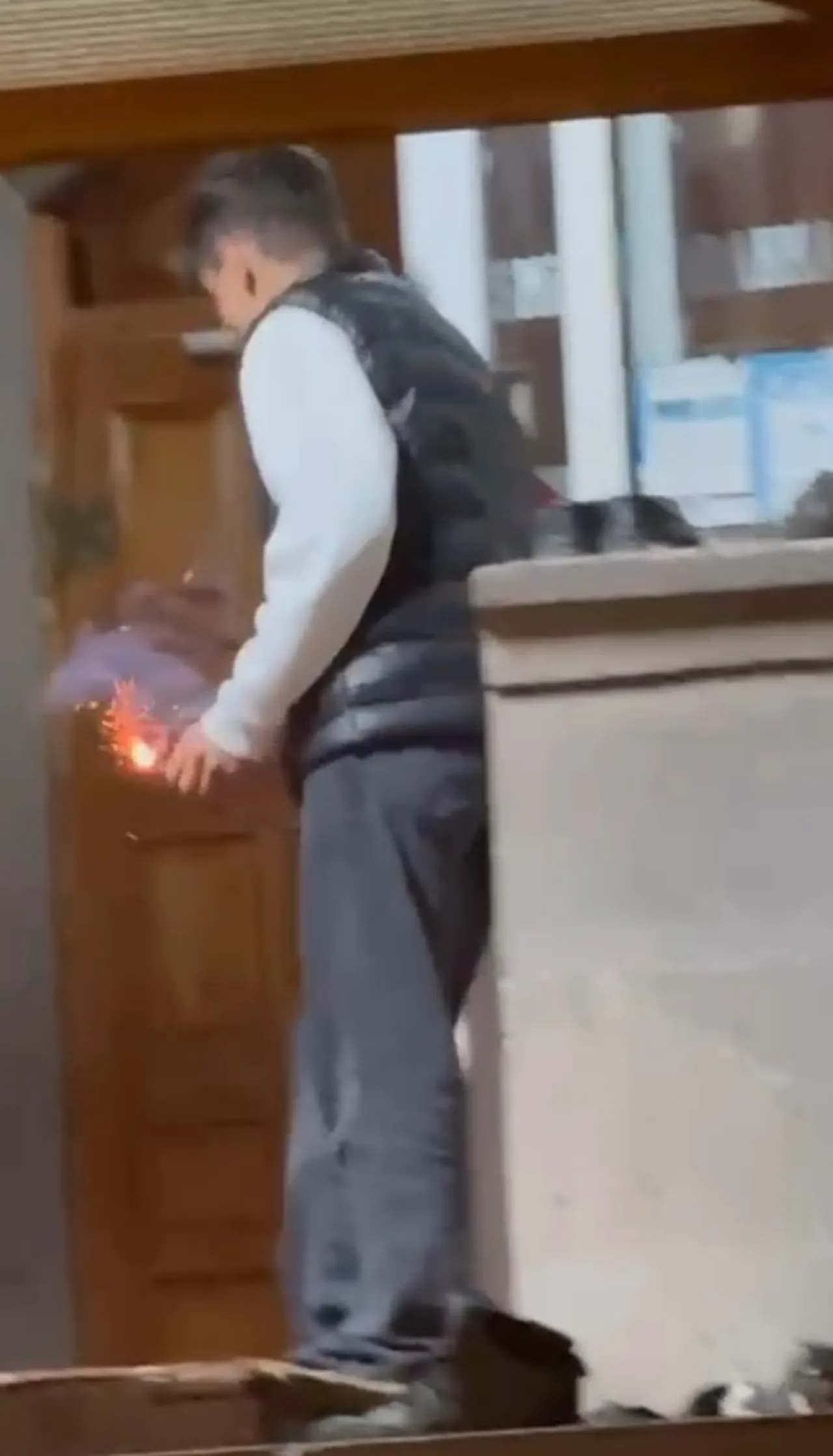 Terbiyesizliğin böylesi! Teravih namazında camiye torpil attı