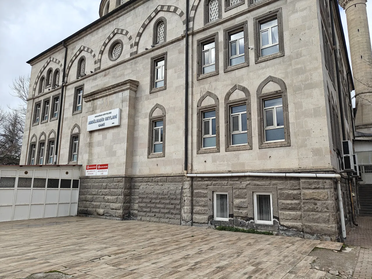 Terbiyesizliğin böylesi! Teravih namazında camiye torpil attı