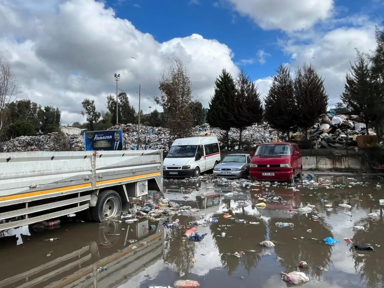 Yine İzmir, yine aynı manzara! Belediye başkanının afişi çöpün ortasında kaldı
