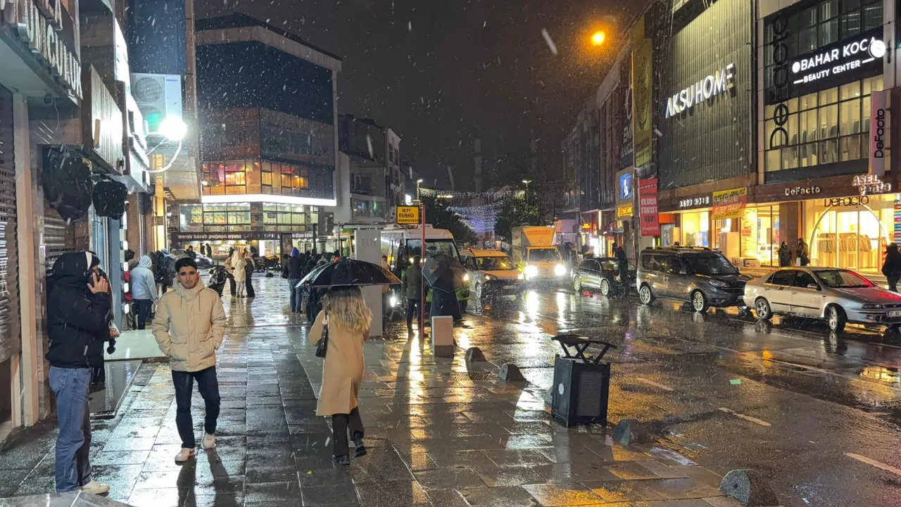 Akşam saatlerinde sert düşüş! İstanbul'da kar yağışı başladı
