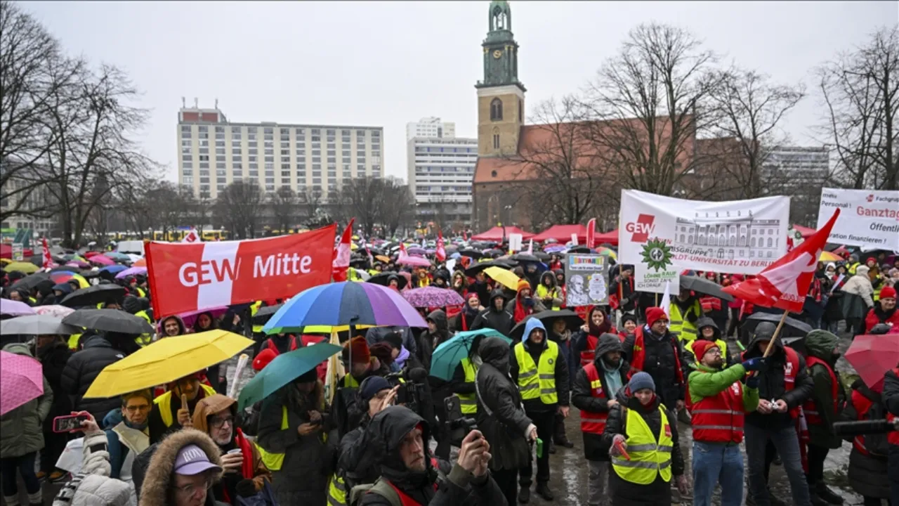 Almanya'da 100 bin çalışan grevde! Ulaşım durma noktasına geldi 