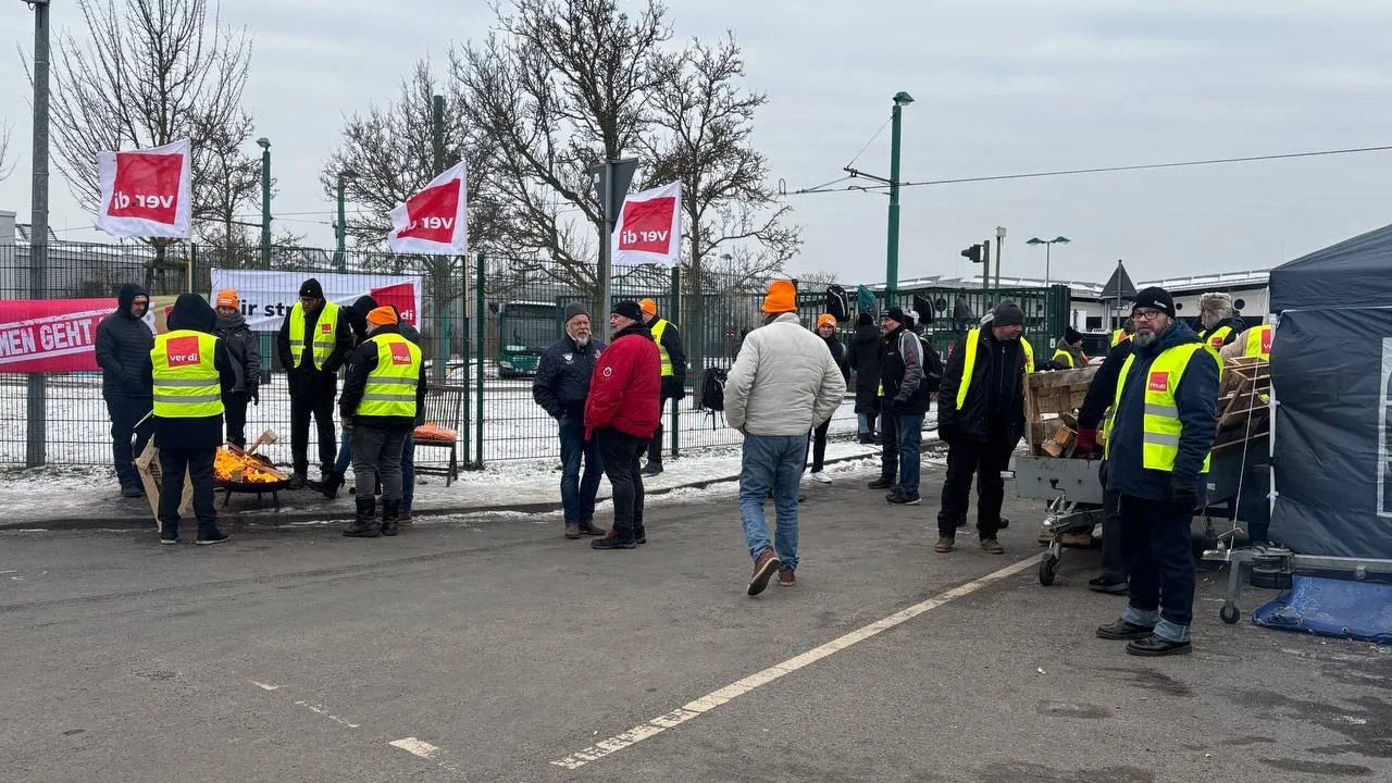 Almanyada 100 bin çalışan grevde! Ulaşım durma noktasına geldi
