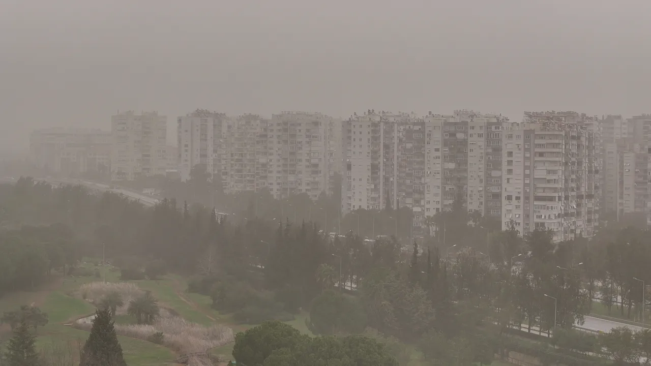 Antalya'nın üzerini toz bulutları kapladı!