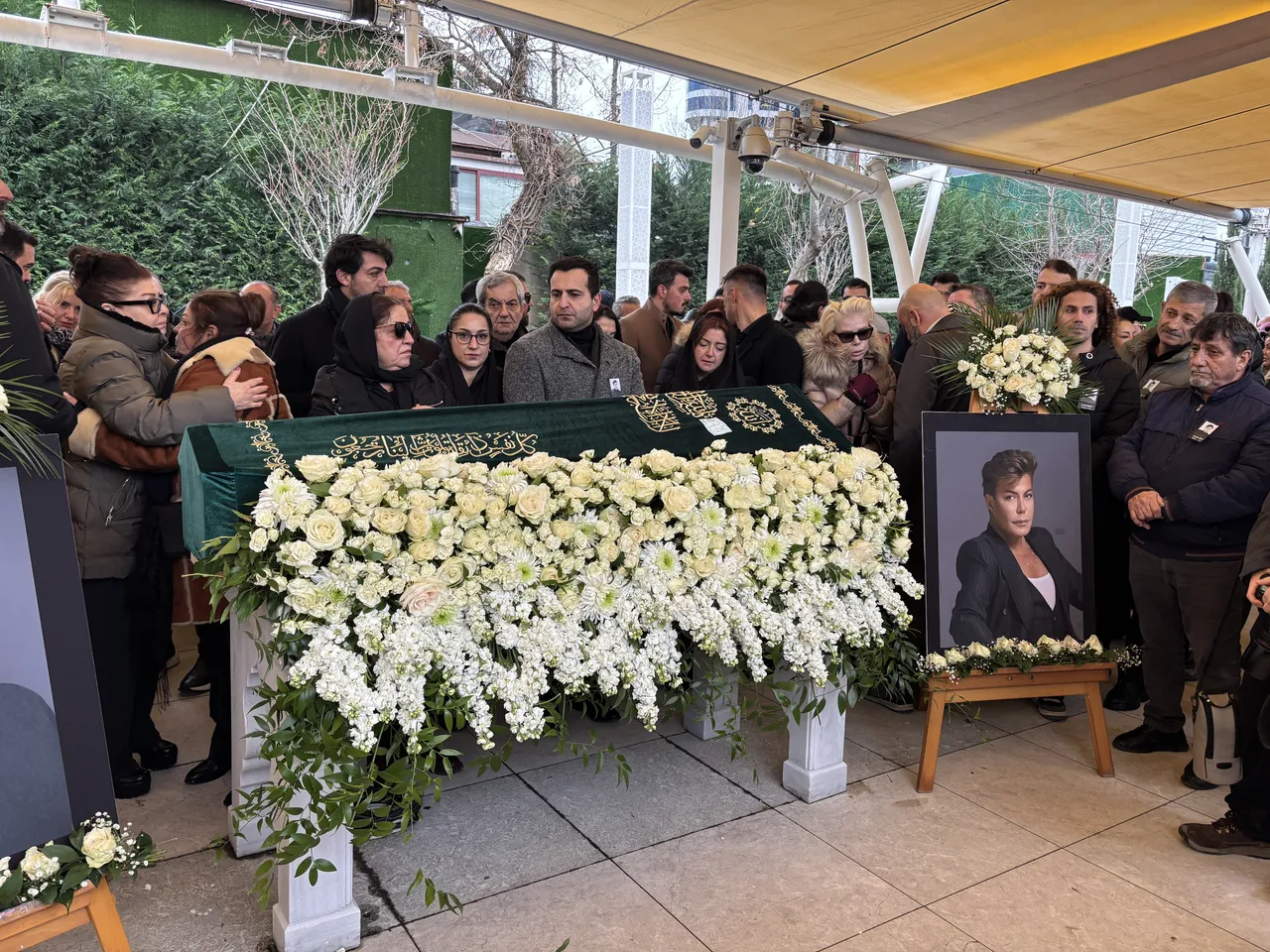 Armağan Çağlayan camiye saçı açık girenlere tepki gösterdi: Kutsala saygınız olsun