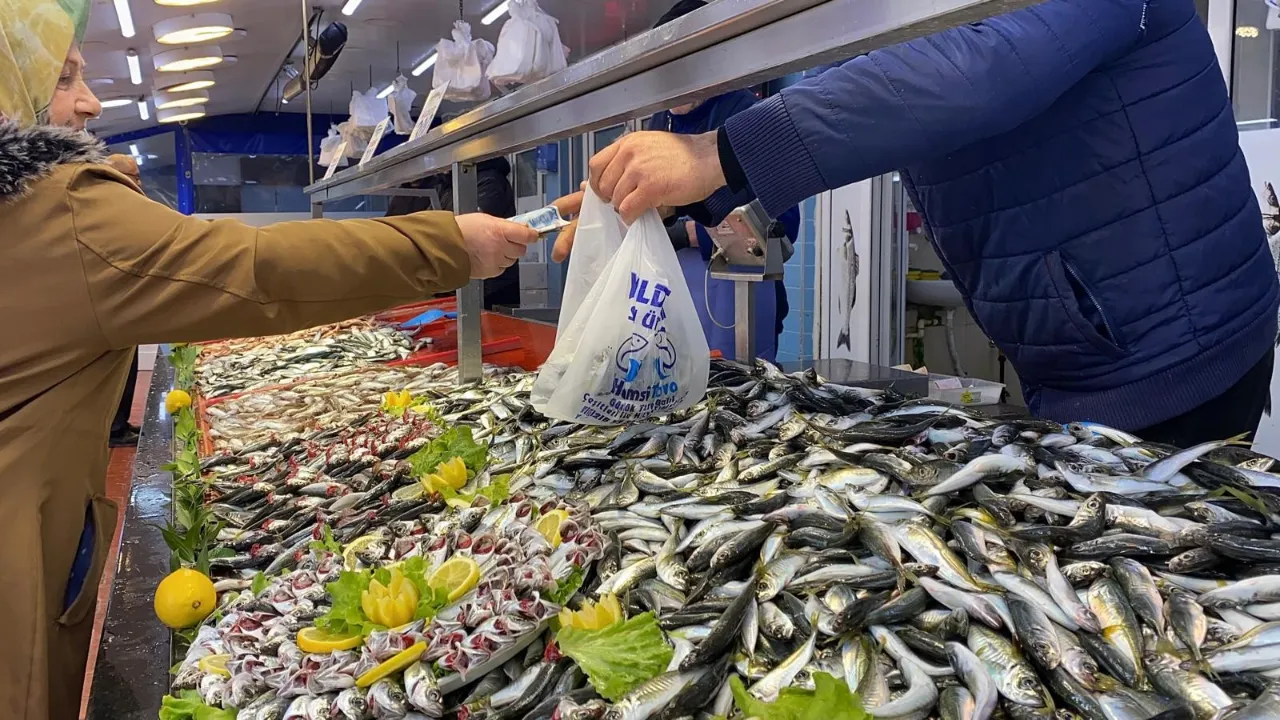 Balık tezgahlarında hamsi yok! Vatandaş diğer balıklara yöneldi