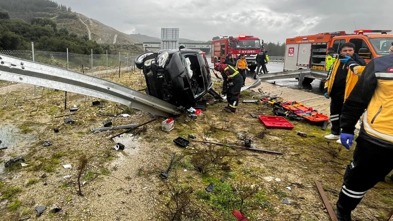 Bariyerlere çarpan otomobildeki karı koca can verdi!