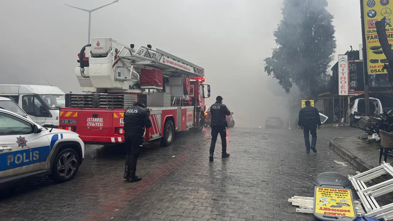 Başakşehir'de sanayi sitesinde yangın! Çok sayıda ekip bölgeye sevk edildi