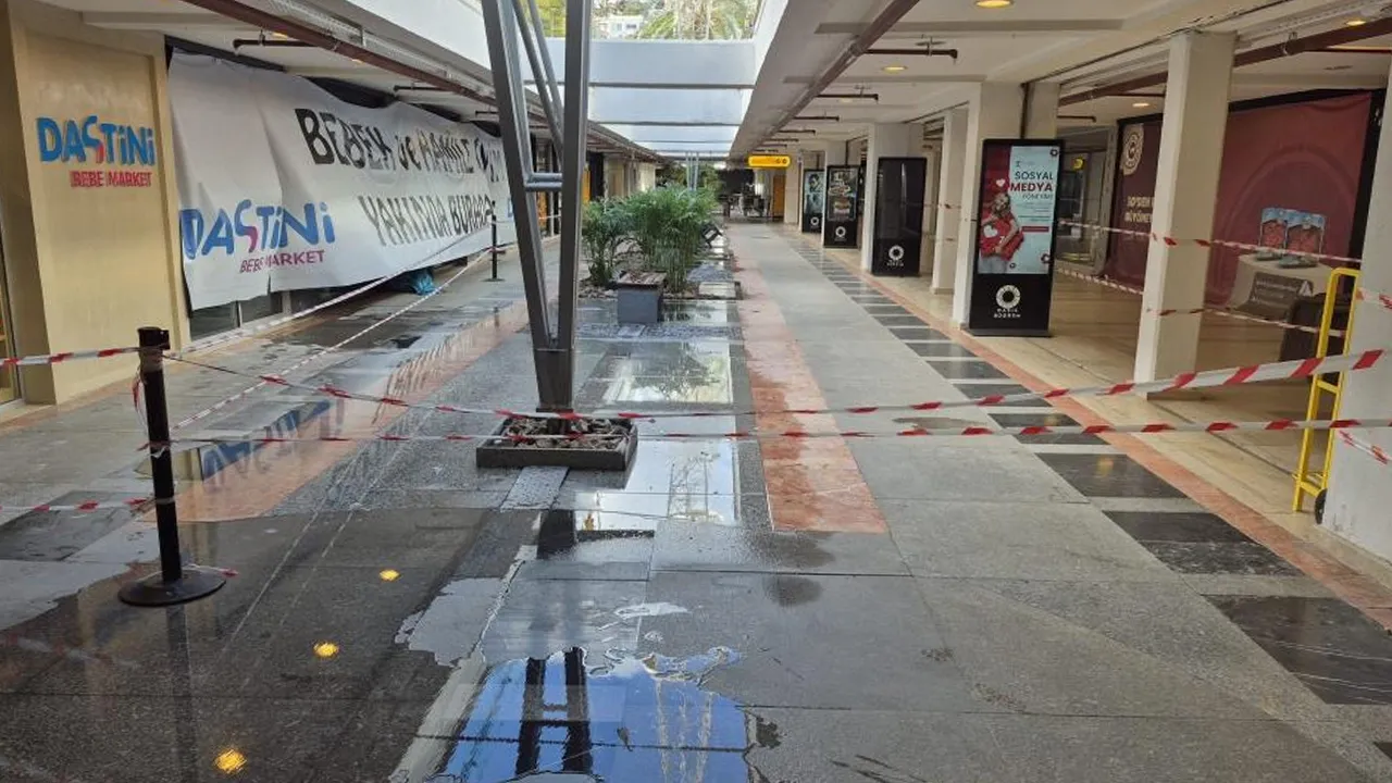 Bodrum'u vuran fırtınada AVM tahliye edildi