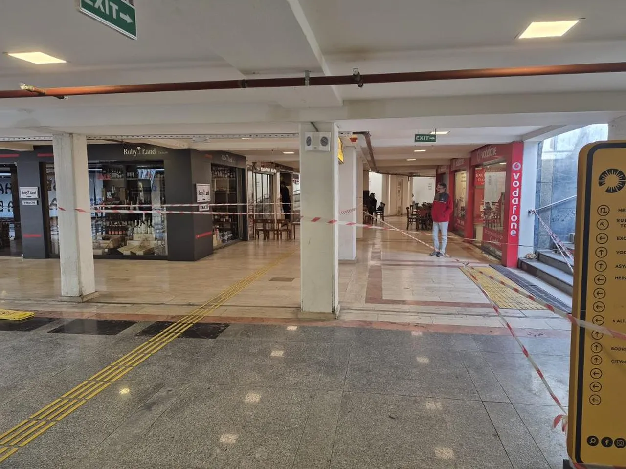 Bodrumu vuran fırtınada AVM tahliye edildi