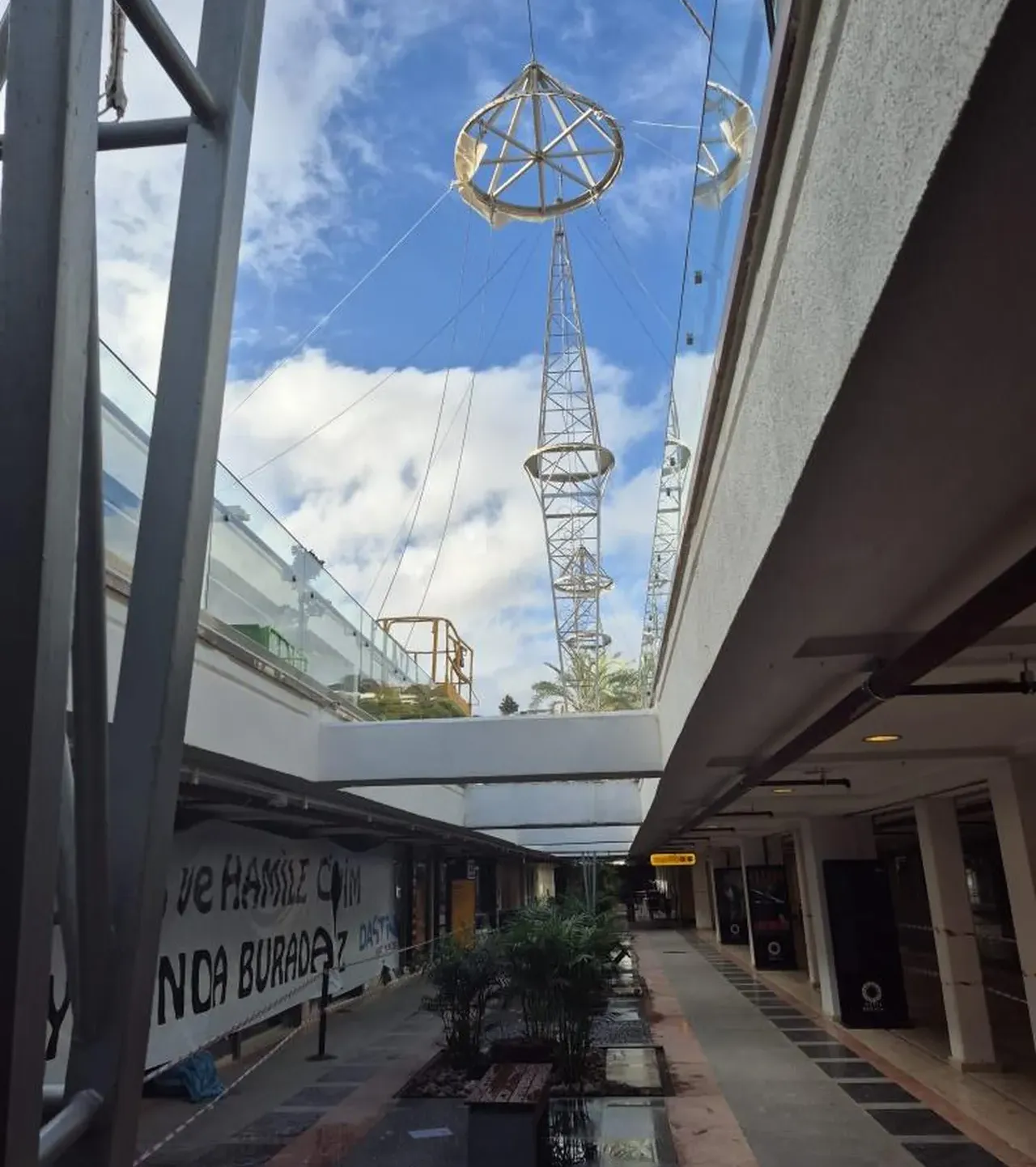 Bodrumu vuran fırtınada AVM tahliye edildi